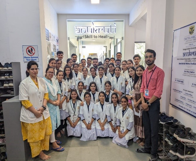 SVL VISIT OF FNAL YEAR STUDENTS B.PHARM